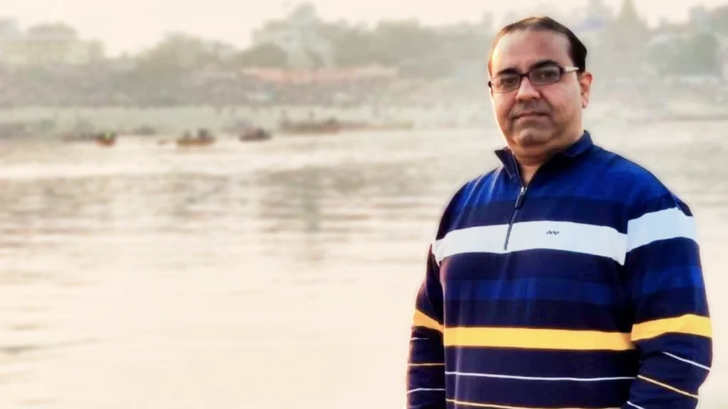 अरुण आहूजा वाराणसी घाट पर खड़े हुए