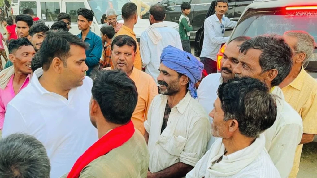 ओम प्रकाश सिंह पटेल जनसुनवाई में लोगों की समस्याएँ सुनते हुए, वाराणसी