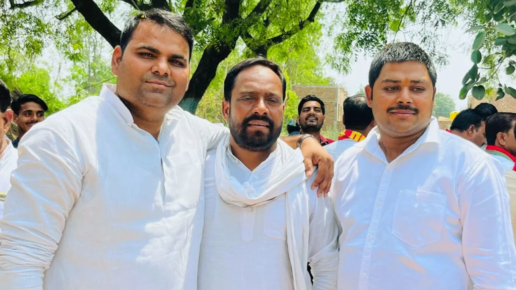 ओम प्रकाश सिंह पटेल महिला समर्थकों के साथ, वाराणसी