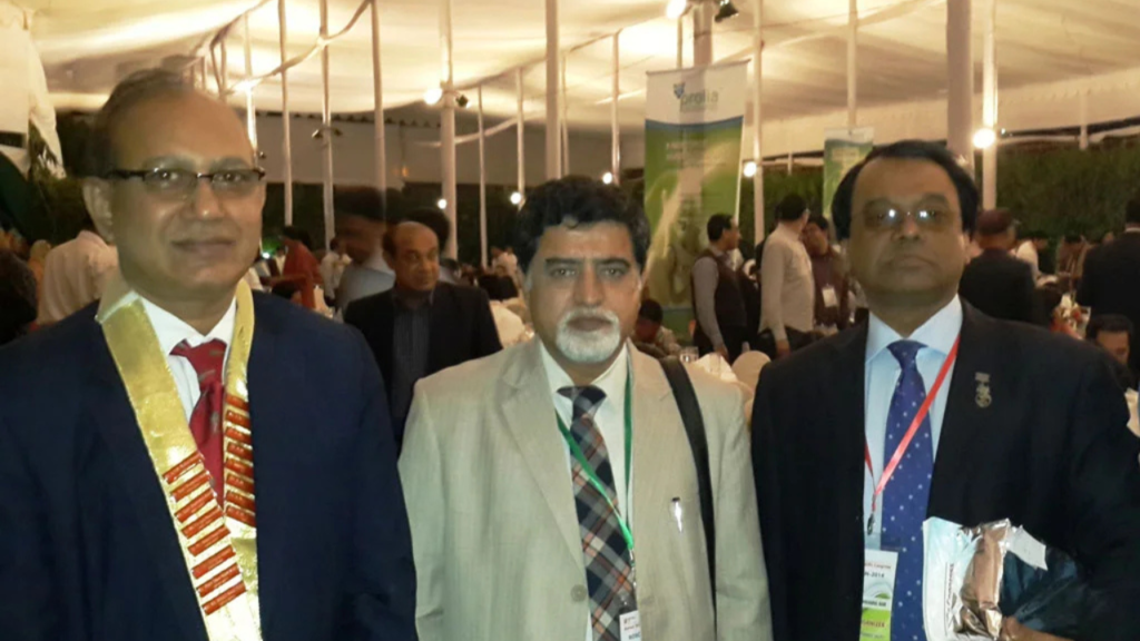 Dr Ajit Saigal at an orthopedic conference with fellow doctors