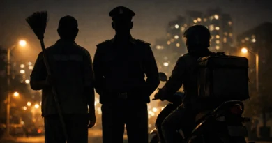 India में invisible workers — safai karamchari, security guard और delivery rider — शहर की रात में silhouettes