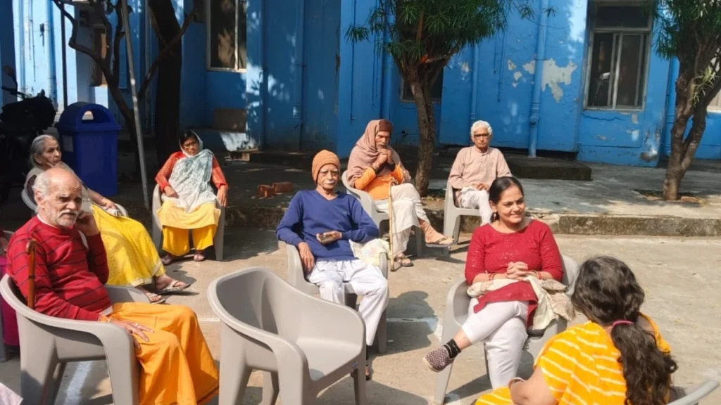 सामुदायिक संवाद कार्यक्रम में सहभागी महिलाएँ और वरिष्ठ नागरिक