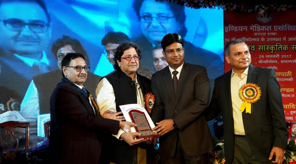 डॉ. पंकज श्रीवास्तव एक सार्वजनिक समारोह में अन्य अतिथियों के साथ मंच पर।