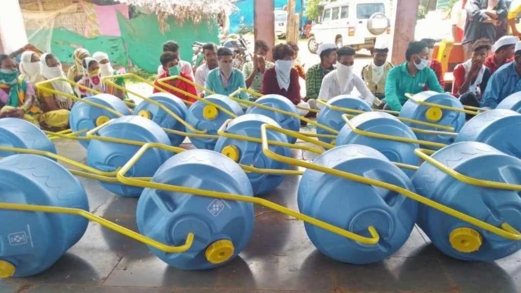 ग्रामीण समुदाय के लिए वितरित किए गए रोलिंग वाटर ड्रम