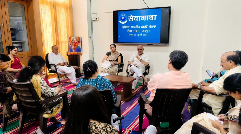 VijayLaxmi Singh सेवा कार्यों और दस्तावेजीकरण से जुड़े संवाद में भाग लेते हुए