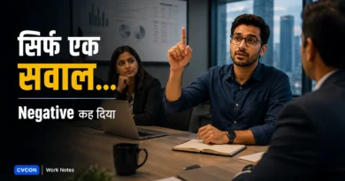 एक Office Meeting में Employee हाथ उठाकर सवाल पूछ रहा है जबकि बाकी Team उसे ध्यान से देख रही है।