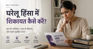 महिला घरेलू हिंसा के बाद कानूनी सहायता और सुरक्षित विकल्पों पर विचार करती हुई।
