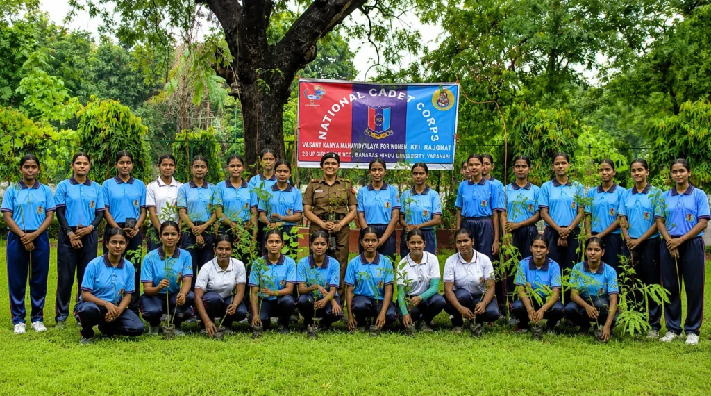 वृक्षारोपण अभियान के दौरान पौधों के साथ NCC कैडेट्स का समूह