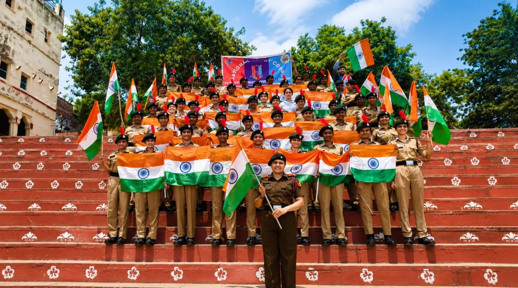 हर घर तिरंगा अभियान में NCC कैडेट्स का समूह तिरंगे के साथ