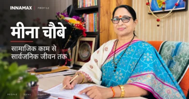 मीना चौबे अपने कार्यस्थल पर लेखन और दस्तावेजों के साथ