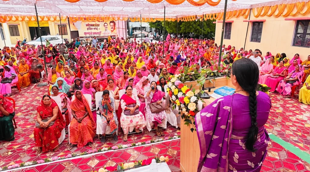 महिलाओं की सभा को संबोधित करतीं मीना चौबे