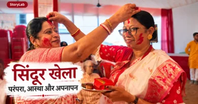105 साल पुराना BDS क्लब: बनारस में सिंदूर खेला और माँ दुर्गा की भावुक विदाई बनारस के BDS क्लब में सिंदूर खेला के दौरान एक-दूसरे को सिंदूर लगाती महिलाएँ