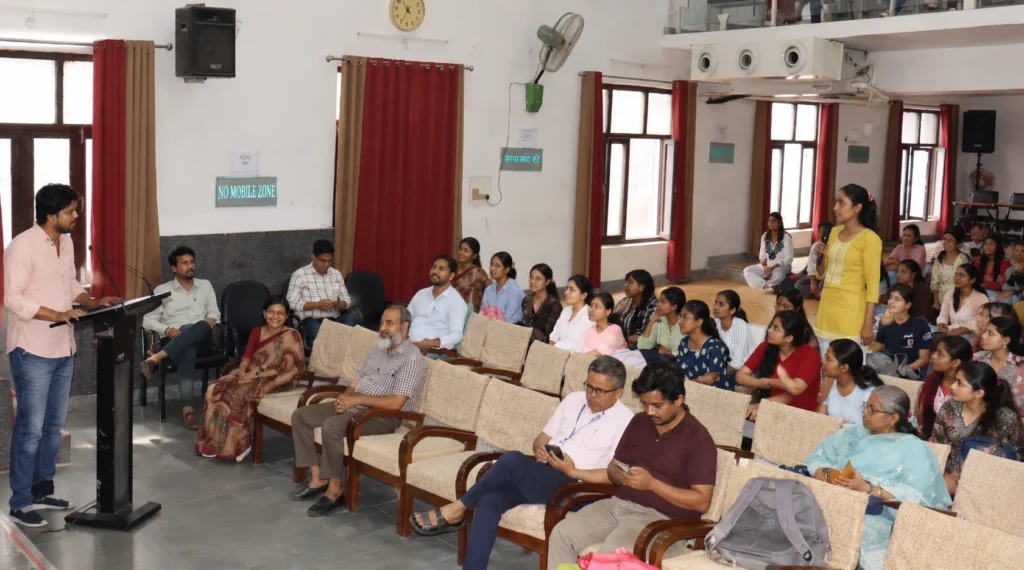 Vasant College for Women में Solid Waste Management session को संबोधित करते वक्ता और छात्राएं