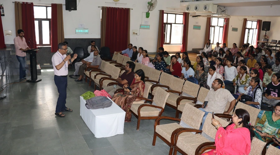 Solid Waste Management lecture के दौरान छात्रा सवाल पूछते हुए